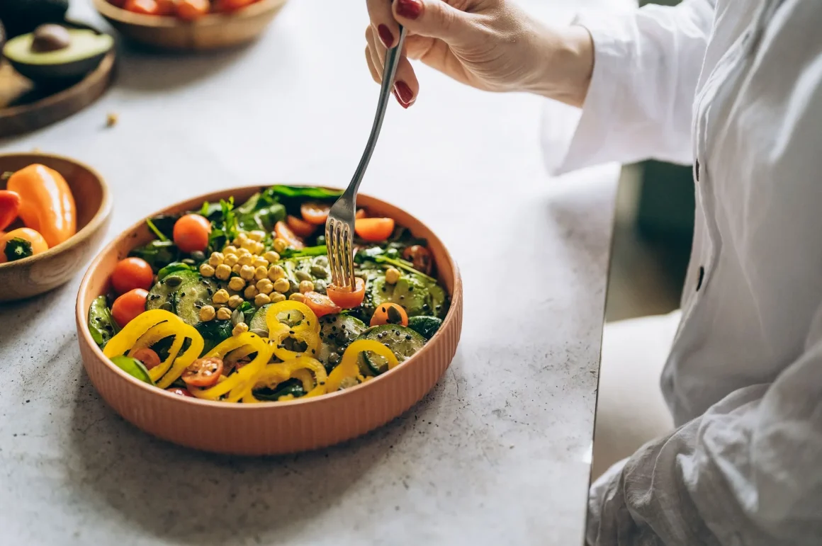 Préparer une Salade Composée Équilibrée comme Repas Complet