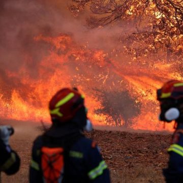 Incendies en Grèce: une lutte acharnée contre les flammes