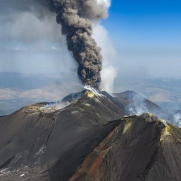 L&rsquo;aéroport de Catane reprend les atterrissages après une éruption de l&rsquo;Etna