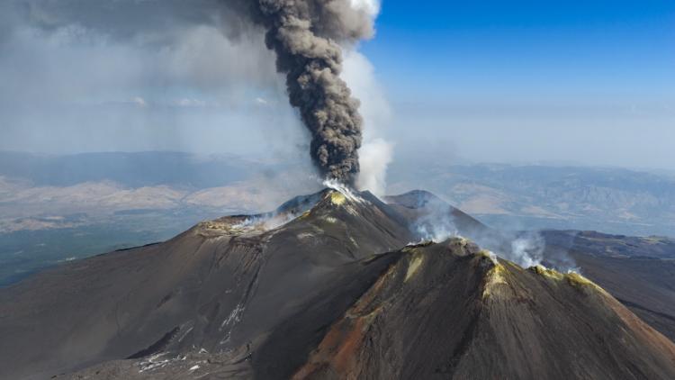 446c6e59-d486-42c7-b193-f38c45c90b94 L’aéroport de Catane reprend les atterrissages après une éruption de l’Etna