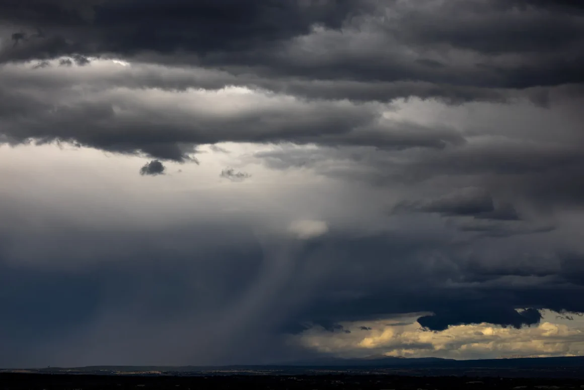 Comprendre le Paradoxe de la Pluie : Faut-il Courir ou Marcher ?