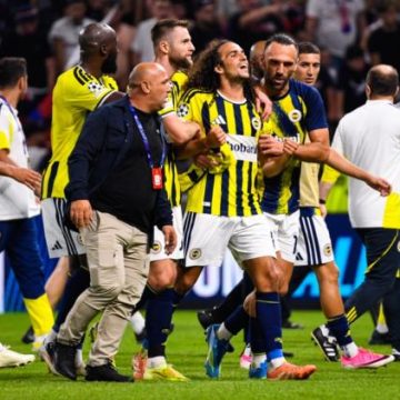 Incident entre Mattéo Guendouzi et les supporters lyonnais après le match OL-Fenerbahçe