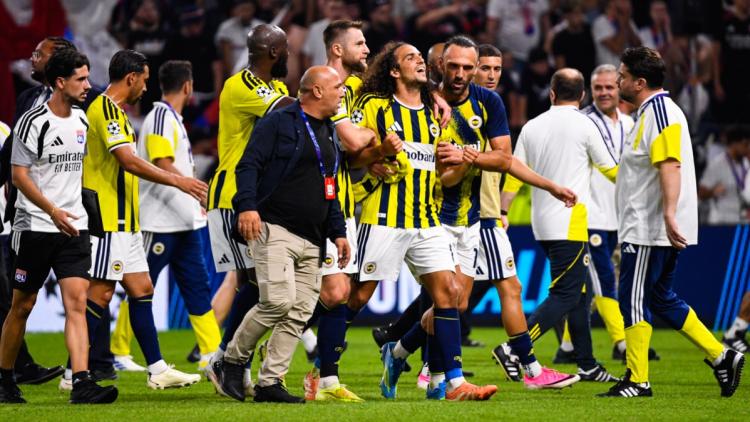 58450e97-b4be-4e3b-a1f6-3a4e823fc53d Incident entre Mattéo Guendouzi et les supporters lyonnais après le match OL-Fenerbahçe