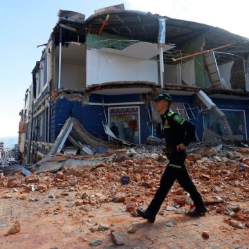 7.4-magnitude earthquake hits Colombia Un séisme de magnitude 7,4 frappe la Colombie