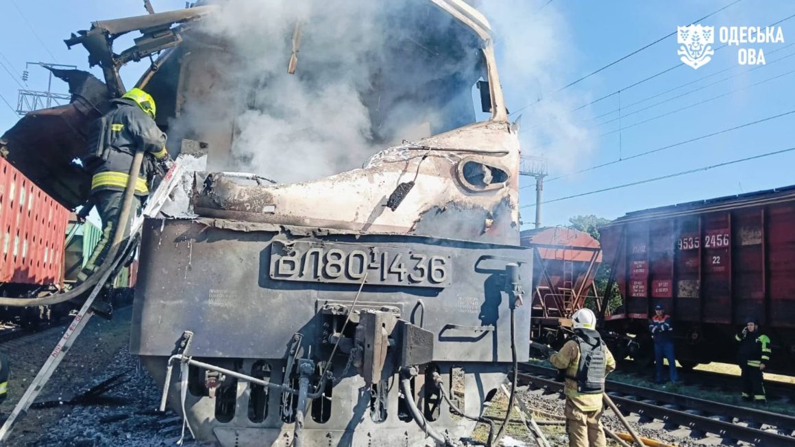 5ece85c0-b967-452a-b4dc-fa670e1f0db4 Deux morts dans une frappe russe sur un train en Ukraine