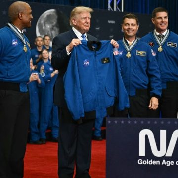 60dca340-5fc2-42c0-8740-2f7196ff62ed Donald Trump décore les astronautes de la mission Artémis II