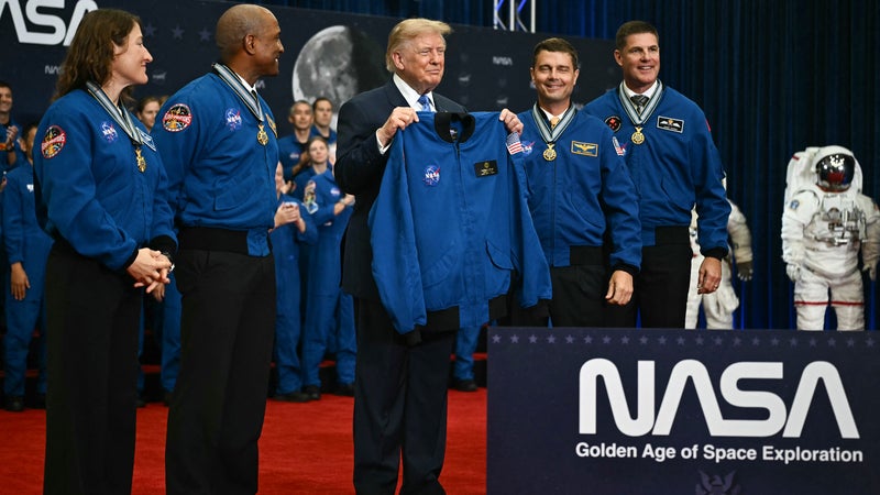 60dca340-5fc2-42c0-8740-2f7196ff62ed Donald Trump décore les astronautes de la mission Artémis II