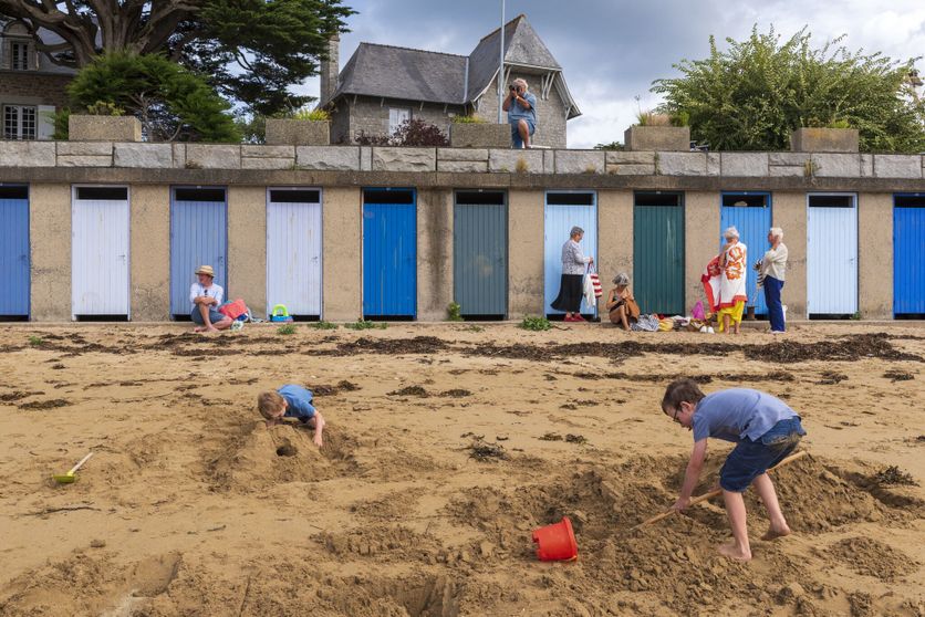 France ille et vilaine emerald coast saint briac sur mer bechet beach Critique du Roman de Pierre Adrian