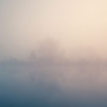 Beautiful foggy morning. Lake coast. Fog over autumn lake water. Critique de la correspondance de Rainer Maria Rilke
