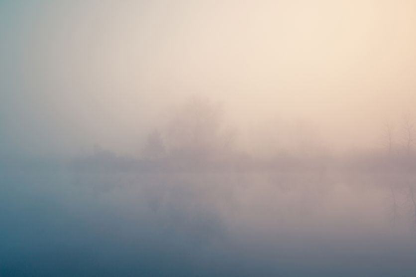 Beautiful foggy morning. Lake coast. Fog over autumn lake water. Critique de la correspondance de Rainer Maria Rilke