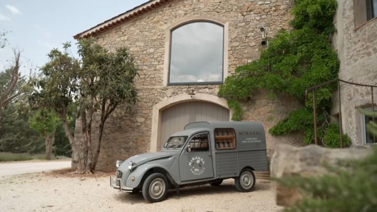 6ab5437c-6df9-4c39-a640-2b7e2749e23b Brad Pitt ouvre les portes de son domaine provençal