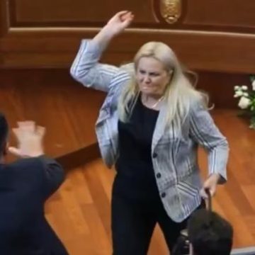 6b920a45-500c-4cba-8bb5-14a7ffa79e48 Incident au Parlement du Kosovo : Œufs lancés sur le Premier ministre par intérim