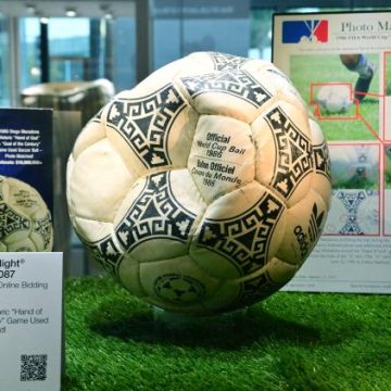 Le ballon légendaire de Maradona mis aux enchères