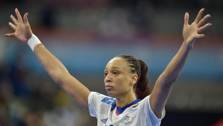 6e040ded-a5ff-4ac0-aaf9-263d873e298d Béatrice Edwige Annonce Sa Retraite du Handball