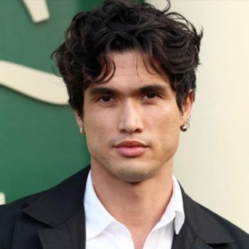 702305b8-2ef2-4d45-bc2a-8d451398f1c0 Charles Melton : Un parcours atypique vers Hollywood