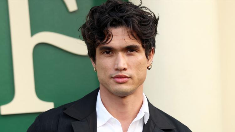 702305b8-2ef2-4d45-bc2a-8d451398f1c0 Charles Melton : Un parcours atypique vers Hollywood