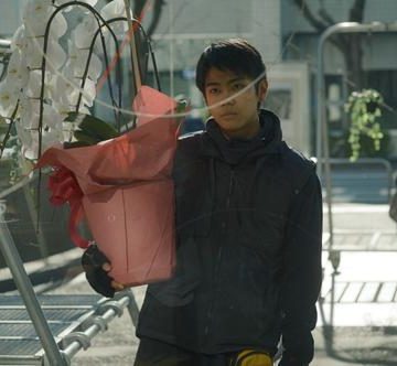 70521b1d-168b-4f45-afaa-98744b5745e0 Des Fleurs pour Tokyo : Un Drame Familial au Cœur de la Capitale Nippone