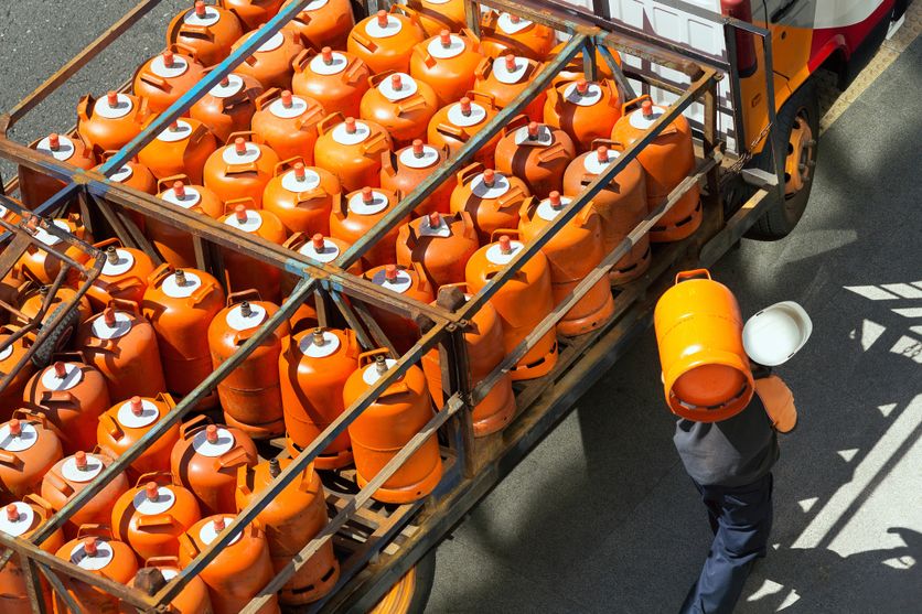 gas bottles with butane in truck with worker for delivery , lpg glp Augmentation de la facture de gaz pour des millions de foyers