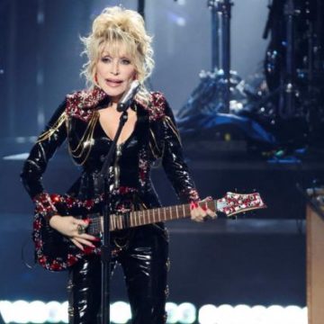 768546b2-b6d9-452c-b738-abf47d7ff002 Hommage à Dolly Parton: Le président américain ordonne les drapeaux en berne