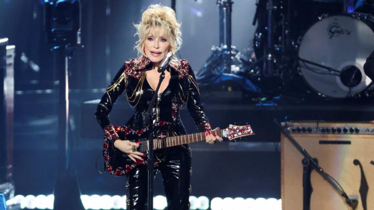 768546b2-b6d9-452c-b738-abf47d7ff002 Hommage à Dolly Parton: Le président américain ordonne les drapeaux en berne