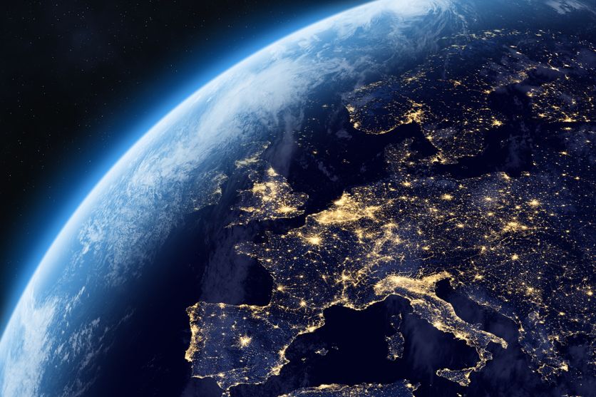A view of the night side of the Earth. Europa as seen from space. Night on planet with cities lights. Northern, Southern, Eastern, and Western Europe at night viewed from space. Protection des données climatiques de la NASA face aux coupes budgétaires