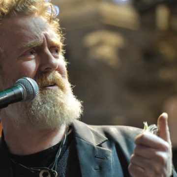 7906f8da-439c-468e-9605-caffb1992f23 Des milliers de personnes rendent hommage à Glen Hansard à Dublin