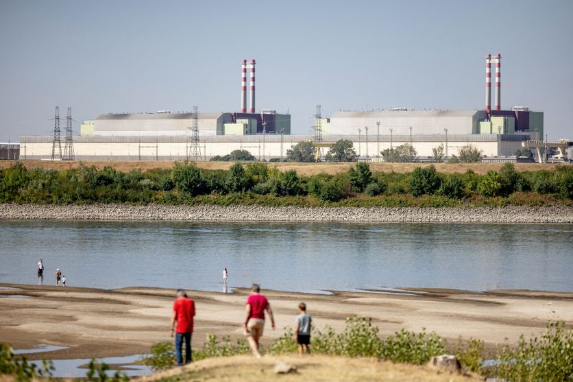 Hungary's Paks Nuclear Plant Shuts Down Due To Record-Low Danube Levels La baisse du niveau du Danube provoque l’arrêt de réacteurs nucléaires en Hongrie