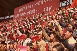 LES SOLDATS DE L'ARMEE CHINOISE BRANDISSENT LE LIVRE ROUGE DE MAO 1967 L’impact durable de la Révolution culturelle sur les écrivains chinois