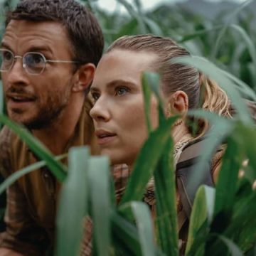 Jonathan Bailey et Scarlett Johansson dans « Jurassic World Rebirth »