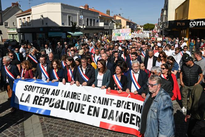 a36bf1d6-2b77-4521-8956-056c5c5631ab L’escalade des violences contre les élus locaux en France
