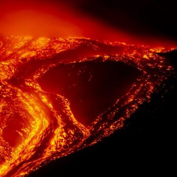 Volcanic activity intensifies at Mount Etna Intensification de l’activité éruptive de l’Etna entraîne des perturbations à l’aéroport de Catane