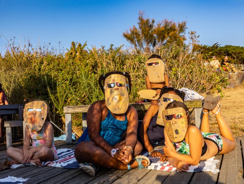 FRANCE-SAINT-MALO-CHILDREN-ECLIPSE-MASKS-GLASSES Une éclipse solaire totale : un rare spectacle à travers l’Europe