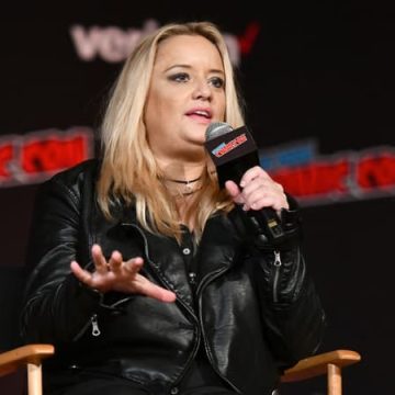 a772b7e5-7ccb-4410-a388-06cd5975002c Lucy Davis révèle un diagnostic de cancer du sein incurable