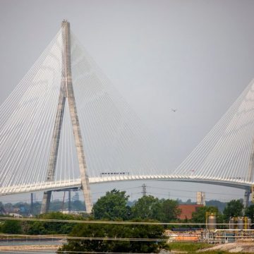 Le pont Gordie Howe: Symbole d&rsquo;une Relation Complexe entre le Canada et les États-Unis