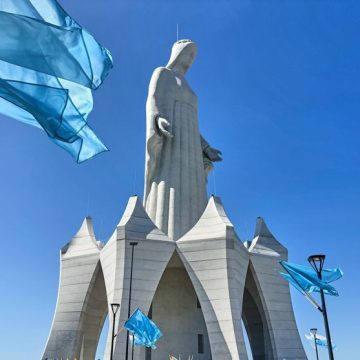 APTOPIX Poland Giant Virgin Mary La Statue Notre-Dame de Konotopie : Entre Foi et Controverses en Pologne
