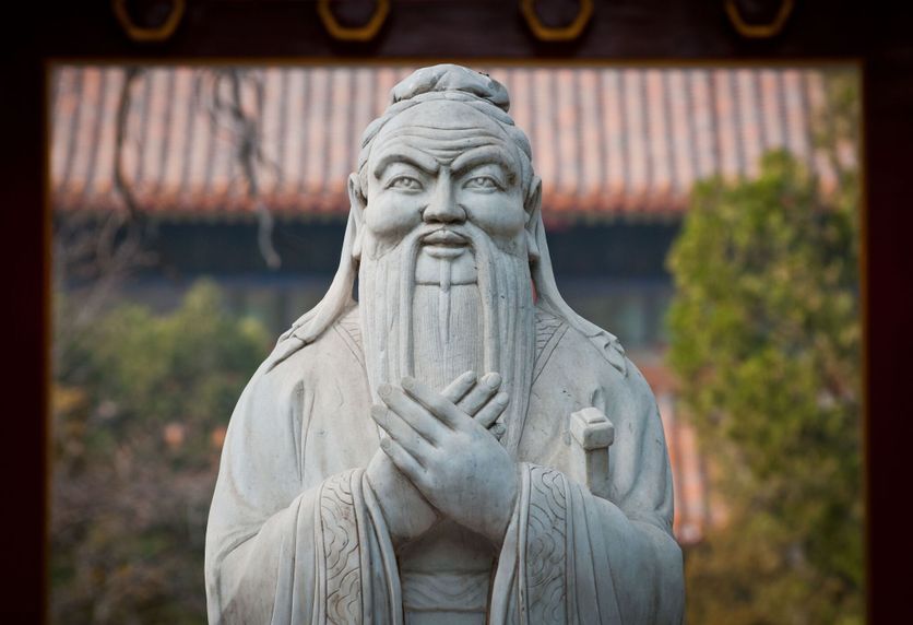statue of Confucius in Temple of Confucius in Beijing, China Dialogue inédit entre christianisme et confucianisme en Corée du Sud