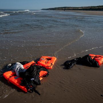 La Traversée en Canot Pneumatique des Exilés vers l’Angleterre : Avant et Après