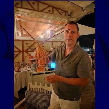 Stéphane Lamart relâche une langouste dans la Méditerranée