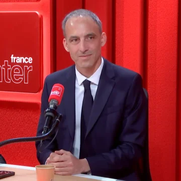 ae66962d-9808-47e8-810a-3e2f21dd071b Raphaël Glucksmann ciblé par une opération de désinformation