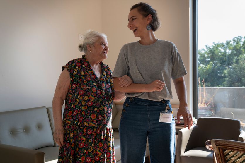 FRANCE-MONTMORENCY-RETRIRED-HOUSE-CARE-SCOURROS L’Humanitude et la méthode Montessori dans les Ehpad