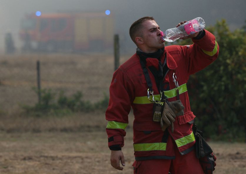 FRANCE-ENVIRONMENT-CLIMATE-WEATHER-WILDFIRE Intervention des pompiers face au mégafeu en Gironde
