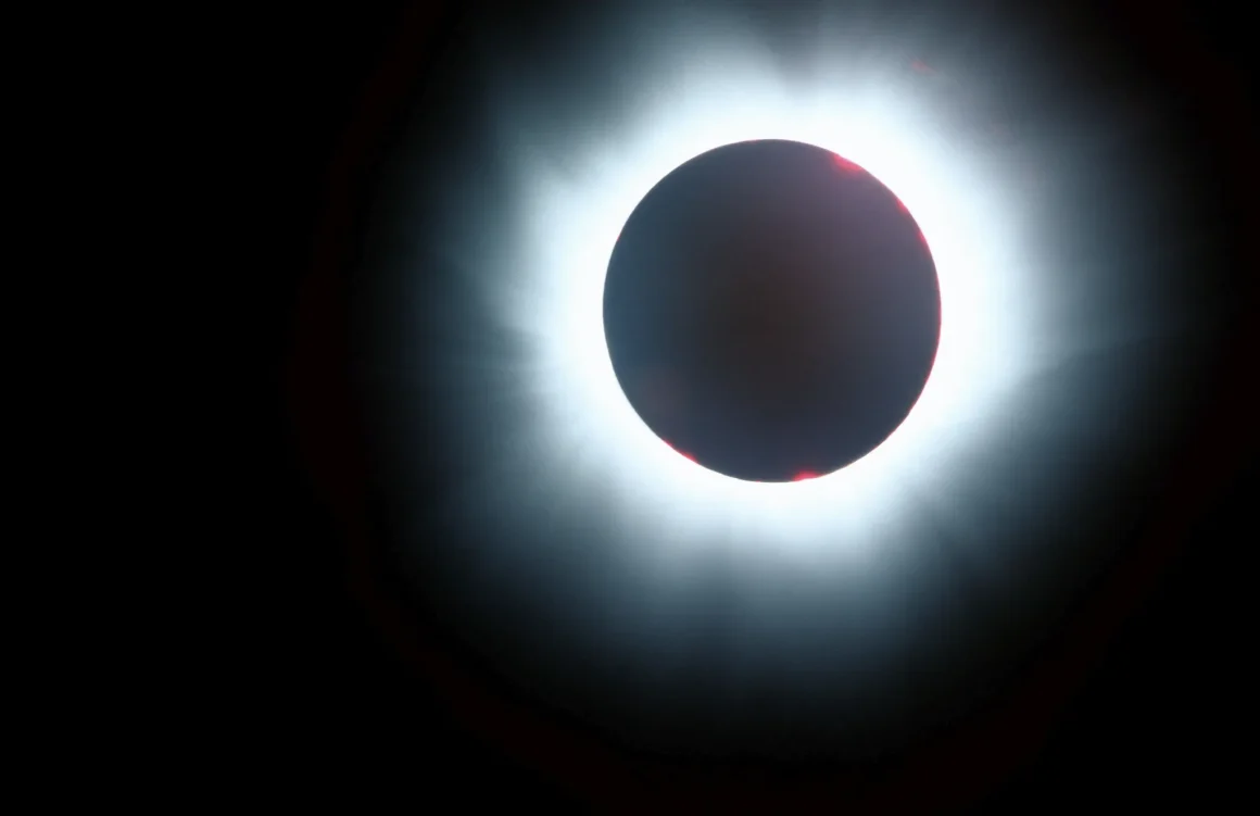 bc262c67-8f88-4903-89ff-43fc3e9e56bd Une demande élevée pour les lunettes d’observation avant l’éclipse solaire en Lorraine