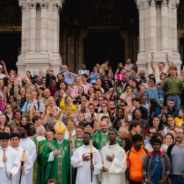 c1472d6c-98b3-4600-a7a0-532c2cd226e2 Festival Santos à Montmartre : Un rassemblement pour les jeunes professionnels catholiques
