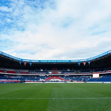 La canicule estivale affecte les terrains de football amateur à Laval
