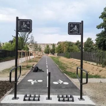 c85ceca7-2f71-4a21-95a6-f1399ca918cd Installation controversée d’une barrière sur une piste cyclable à Strasbourg