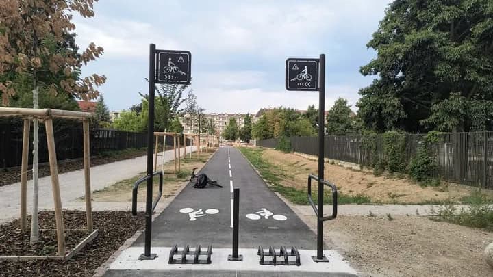 c85ceca7-2f71-4a21-95a6-f1399ca918cd Installation controversée d’une barrière sur une piste cyclable à Strasbourg