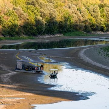 Danube River drops to record lows amid summer drought Le Danube en Hongrie face à une sécheresse historique
