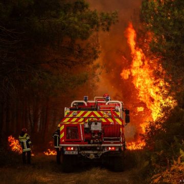 ce36ce77-5358-49d4-9d4e-cebc1ca666b7 Pompiers : un rôle clé dans la communication lors des mégafeux