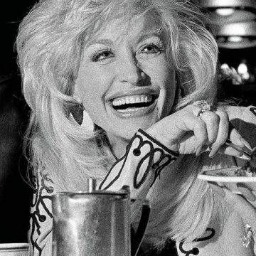d0845c88-0f85-4351-a98b-a0a81ff9ed3a Hommage à la carrière militante de Dolly Parton
