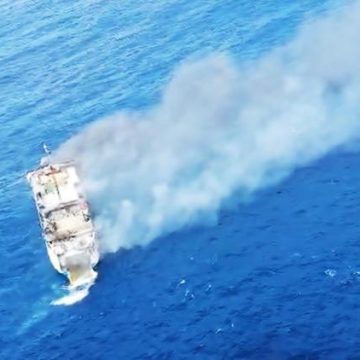 d4e93613-179d-4d4a-94aa-a479aa27d8f1 Incendie sur un ferry près de Bali : des passagers secourus en urgence